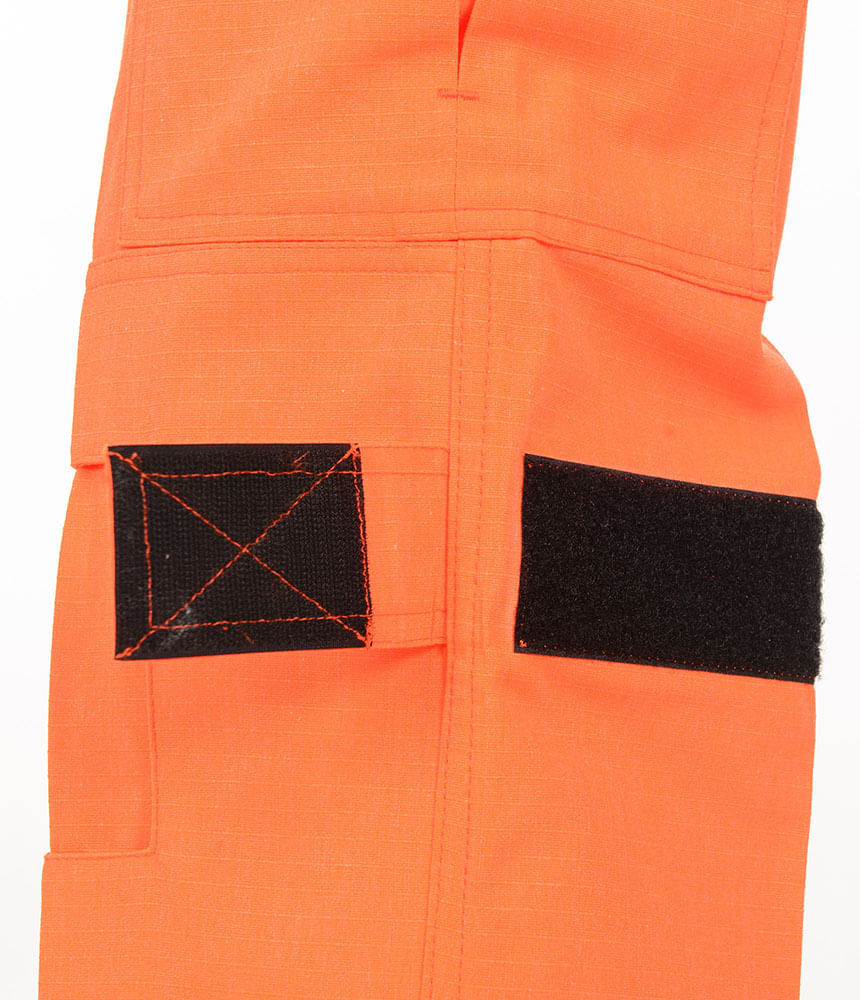 Bolso lateral aberto da Calça Operacional CBMMG mostrando o fechamento em velcro